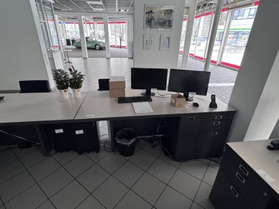 2 Schreibtische mit Aktenrollcontainer